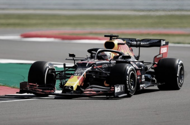 Max
Verstappen brilla en unos extraños FP1 en Silverstone