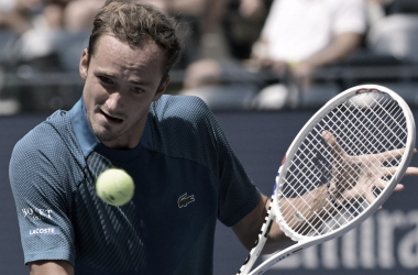 Medvedev inicia la defensa de título del US Open con sólida victoria 