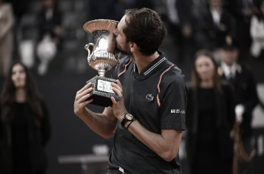 Daniil Medvedev levantando el trofeo de campeón en Roma. / Fuente: ATP Tour