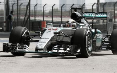 Mercedes no cede y Hamilton vuelve a liderar