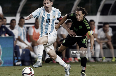 HISTÓRICOS. Messi(izquierda) es un emblema en Argentina, mientras Guardado(derecha) es lo mismo en México, ambos estarán cara a cara en la noche del sábado en Lusail. Foto: Getty images