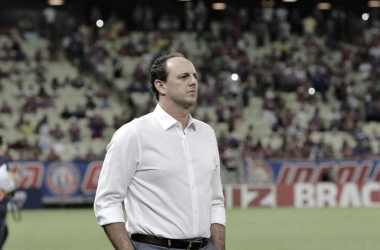 Rogério Ceni mantém serenidade e pede 'paciência' à torcida após adiamento do título