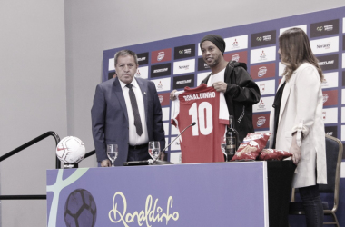 Ronaldinho ya está en Colombia para ponerse la 10 de Independiente Santa Fe