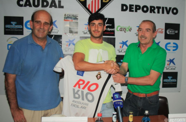 Míchel Secades es presentado como nuevo futbolista del Caudal Deportivo