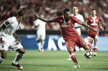 Mitroglou lleva al Benfica a lo más alto de la tabla