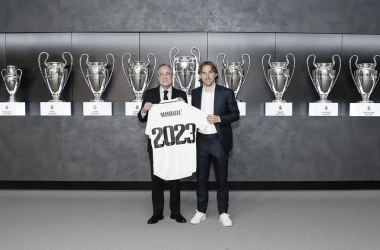 Florentino Pérez y Luka Modric anunciando la continuidad del croata | Foto: Real Madrid