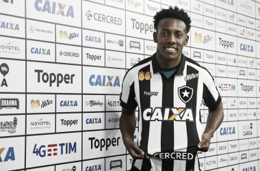 Apresentado no Botafogo, Moisés dribla desconfiança: &quot;Vão me conhecer dentro de campo&quot;