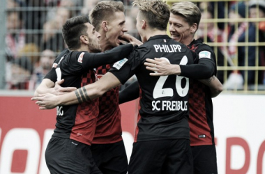 SC Freiburg 4-1 SC Paderborn 07: Perfect Petersen helps his side go top