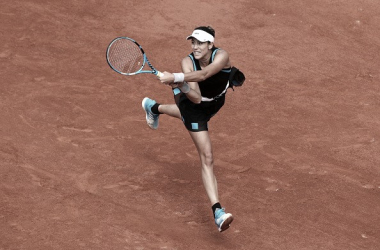 Muguruza exhibe sus dos caras en su debut en Roland Garros