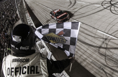 Reddick a punto de cruzar la línea de meta / Foto: NASCAR Website