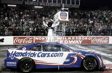 Larson festejando frente al público en North Wilkesboro / Foto: Hendrick Motorsports (Twitter)