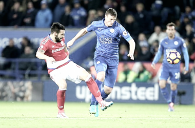 Los penaltis argelinos salvan al Leicester del doblete de Negredo