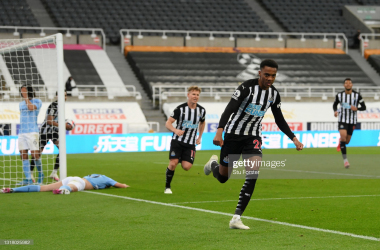 <div>NEWCASTLE UPON TYNE, ENGLAND - MAY 14: Joe Willock of Newcastle United celebrates after scoring their sides third goal, missing from the penalty spot but scoring the rebound during the Premier League match between Newcastle United and Manchester City at St. James Park on May 14, 2021 in Newcastle upon Tyne, England. Sporting stadiums around the UK remain under strict restrictions due to the Coronavirus Pandemic as Government social distancing laws prohibit fans inside venues resulting in games being played behind closed doors. (Photo by Stu Forster/Getty Images)</div>
