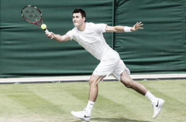 Tomic no sale de su espiral negativa en Newport