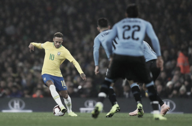 Neymar marca de pênalti e Brasil vence clássico contra Uruguai