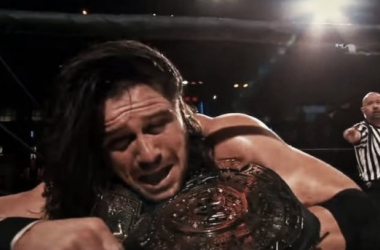 Johnny Mundo retiene frente a Rey Mysterio Jr.