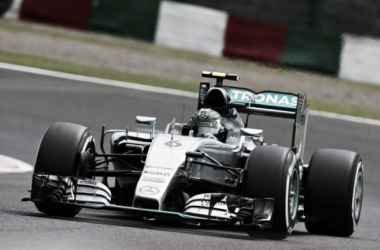 Kvyat ayuda a Rosberg a alcanzar la pole en Suzuka