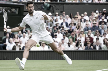 Djokovic arranca su senda en Wimbledon con sólida victoria 