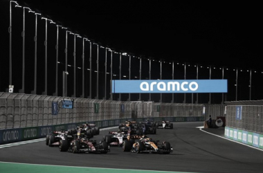 Lando Norris y Oscar Piastri durante las últimas vueltas del GP Arabia Saudí 2023. / Fuente: F1