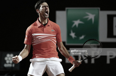 Djokovic sobrevive en una noche épica de tenis