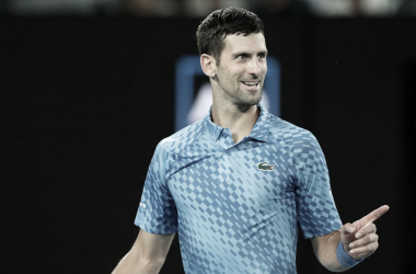 Novak Djokovic arranca con sólida victoria ante Carballés Baena 