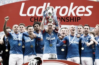 Lee Wallace holds the championship trophy aloft | Photo: dailyrecord.co.uk