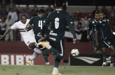 Luis Fabiano comemora gol e marca centenária em vitória do São Paulo