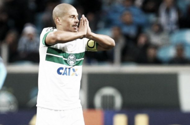 Às vésperas de duelo decisivo, Alex lamenta: "É triste ver Coritiba e Palmeiras assim"
