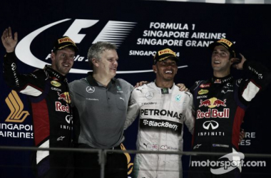 Rosberg abandona, Hamilton vence em Cingapura e assume liderança