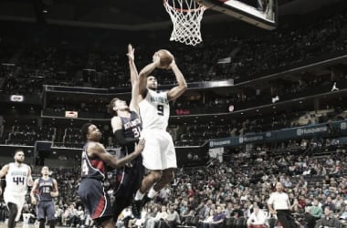 Los suplentes de los Hawks sucumben en Charlotte