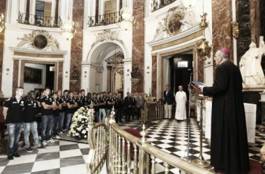 El Valencia Mestalla realiza la Ofrenda a la Virgen