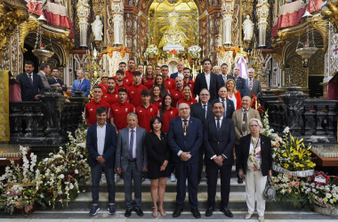El Granada CF realiza la ofrenda floral a la Patrona