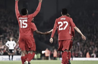 Divock Origi se muestra feliz al lado de Sturridge