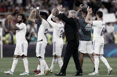 Jugadores y entrenador aplaudiendo a la afición. Fuente: Real Madrid.