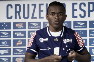 Lateral-esquerdo Pará é apresentado no Cruzeiro e promete brigar pela titularidade