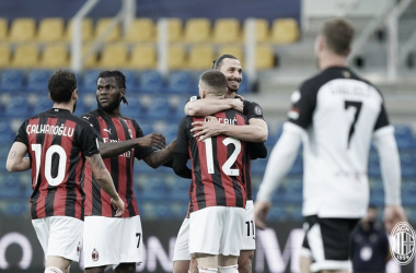 Ibrahimovic é expulso, mas Milan vence Parma com doses de sofrimento