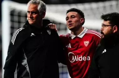 Rúben Vargas junto a los asistentes médicos /Fuente: Sevilla F.C