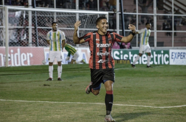 Cobos festeja el gol de la victoria, los de Paraná celebraron un triunfazo.<div>Foto: TyC Sports</div>