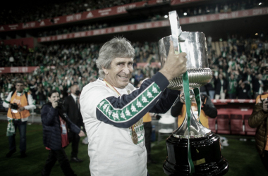 Pellegrini levantando la Copa del Rey. Fuente: Betis.