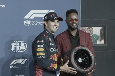 Checo Pérez junto a Patrice Evra celebra su pole / Fuente: F1