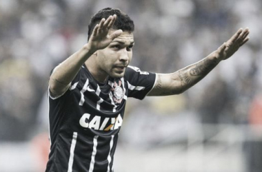 Petros marca, Corinthians vence Atlético-MG e volta ao G-4 do Brasileirão