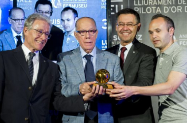 Luis Suárez entrega su balón de oro al museo del Barça