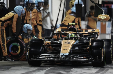 Lando Norris realizando un pit stop en la carrera inaugural. / Fuente: Twitter @F1