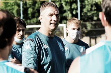 Todos escuchan a Juan Antonio Pizzi en los entrenamientos académicos. (Foto: Racing Club)