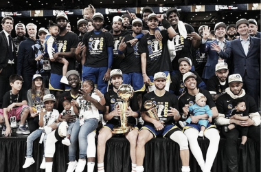 Los Warriors festejando el título de la NBA. (Foto: @warriors)