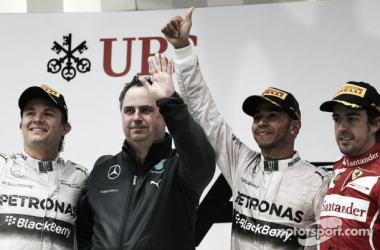 Hamilton passeia na China e lidera nova dobradinha da Mercedes
