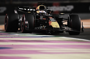 Verstappen destroza la tabla de tiempos para lograr la pole
en Arabia