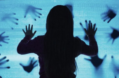 Regresan los fenómenos paranormales en el primer tráiler y póster del remake de &#039;Poltergeist&#039;