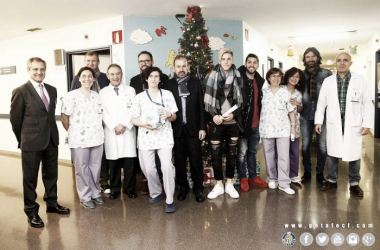 El Getafe realiza su tradicional visita navideña al hospital