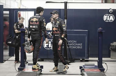 Sergio Pérez y Max Verstappen al término del GP de Brasil